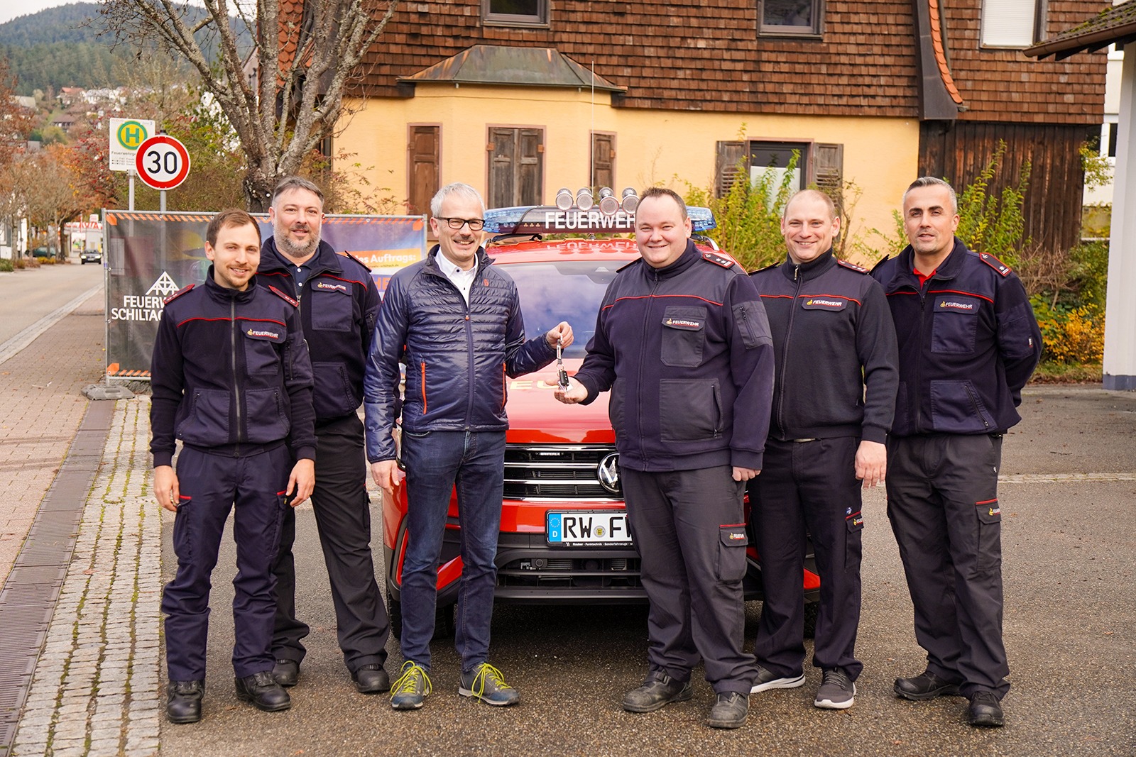 Bürgermeister Thomas Haas übergibt die Schlüssel für den neuen KdoW an Kommandant Markus Fehrenbacher.